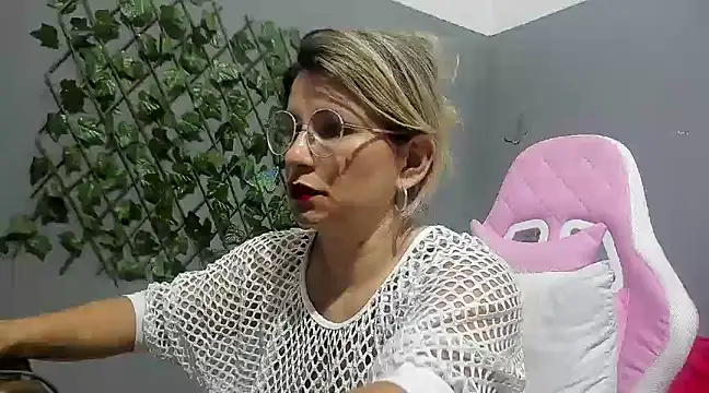 Snapshot of sexy_bigboooty chatting on 12/08/24, 10:03 sexy bigboooty online show from 12/08/24, 10:03