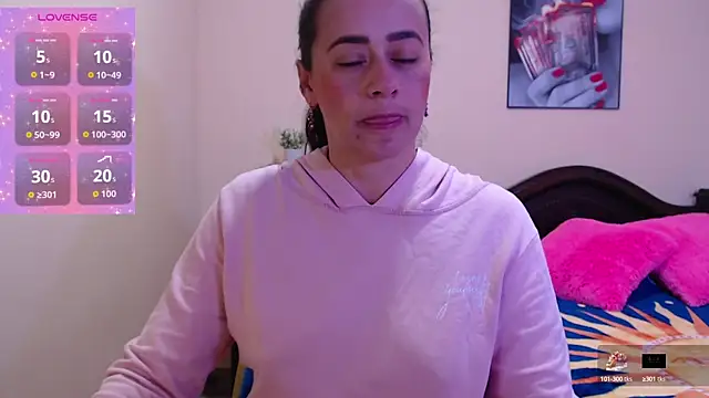 Snapshot of sara_florez1 chatting on 10/08/25, 10:57 sara florez1 online show from 10/08/25, 10:57