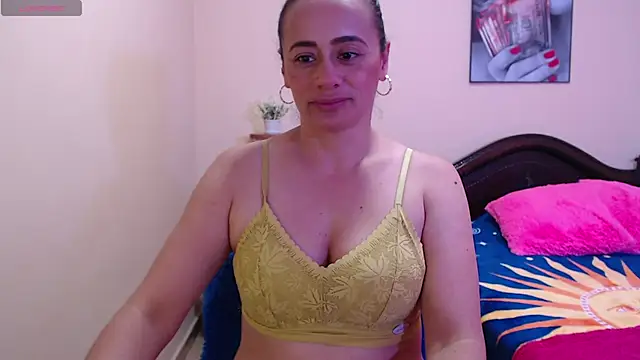 Snapshot of sara_florez1 chatting on 10/13/25, 12:38 sara florez1 online show from 10/13/25, 12:38