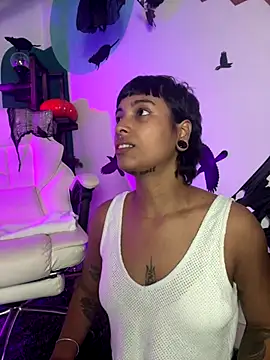 Snapshot of LollaByer chatting on 10/30/25, 10:32 LollaByer online show from 10/30/25, 10:32