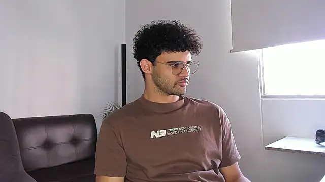 Snapshot of andrewChris_ chatting on 11/05/25, 07:47 andrewChris online show from 11/05/25, 07:47