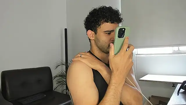 Snapshot of andrewChris_ chatting on 11/06/25, 02:07 andrewChris online show from 11/06/25, 02:07