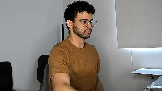 Snapshot of andrewChris_ chatting on 11/10/25, 04:17 andrewChris online show from 11/10/25, 04:17