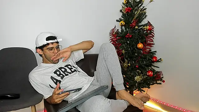 Snapshot of andrewChris_ chatting on 11/27/25, 02:35 andrewChris online show from 11/27/25, 02:35