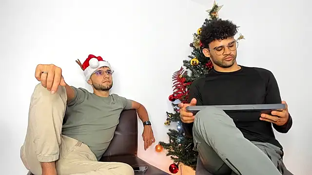 Snapshot of andrewChris_ chatting on 11/30/25, 12:36 andrewChris online show from 11/30/25, 12:36