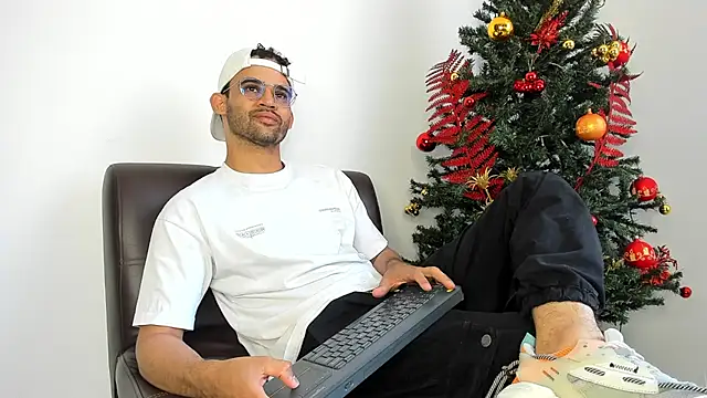 Snapshot of andrewChris_ chatting on 11/30/25, 08:02 andrewChris online show from 11/30/25, 08:02