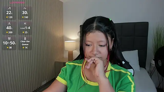 aurora johnson  online show from 01/04/25, 07:34