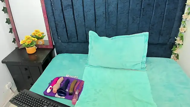 Snapshot of alaha_evans chatting on 11/13/25, 04:44 alaha evans online show from 11/13/25, 04:44