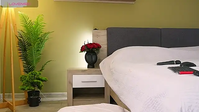 Snapshot of KiraRosse chatting on 11/22/25, 11:53 KiraRosse online show from 11/22/25, 11:53