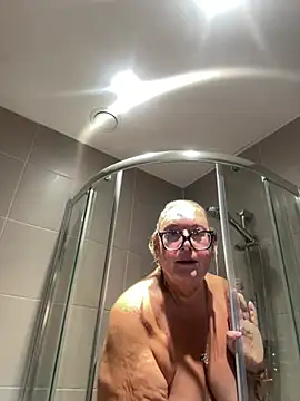 MoistCurveyChanel online show from 07/10/26, 11:24
