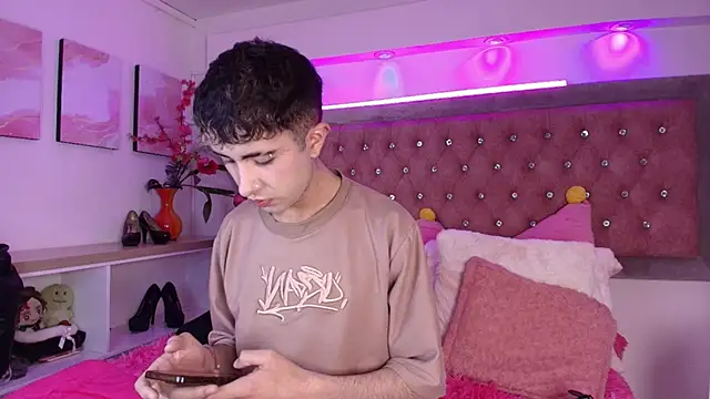 Snapshot of Noah_Xitruxx chatting on 10/15/25, 12:38 Noah Xitruxx online show from 10/15/25, 12:38