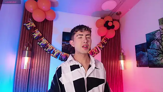 Snapshot of Noah_Xitruxx chatting on 10/19/25, 02:45 Noah Xitruxx online show from 10/19/25, 02:45