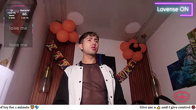 Snapshot of Noah_Xitruxx chatting on 10/20/25, 04:02 Noah Xitruxx online show from 10/20/25, 04:02