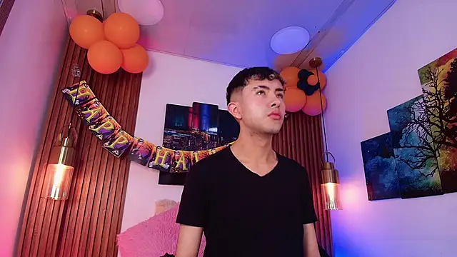 Snapshot of Noah_Xitruxx chatting on 10/22/25, 02:34 Noah Xitruxx online show from 10/22/25, 02:34