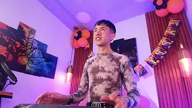 Snapshot of Noah_Xitruxx chatting on 10/29/25, 02:58 Noah Xitruxx online show from 10/29/25, 02:58