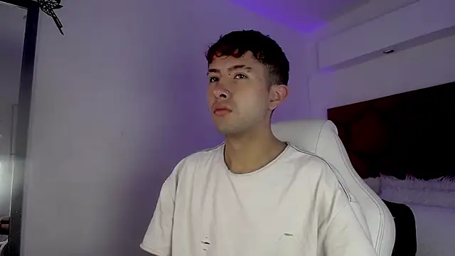 Snapshot of Noah_Xitruxx chatting on 11/22/25, 02:05 Noah Xitruxx online show from 11/22/25, 02:05