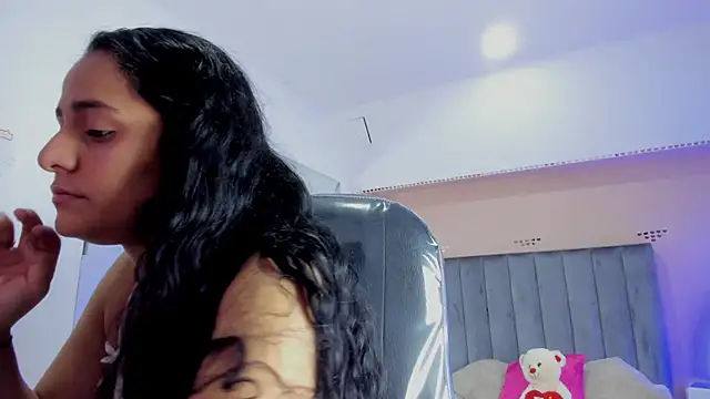 Giselle Roldan online show from 11/12/25, 03:18