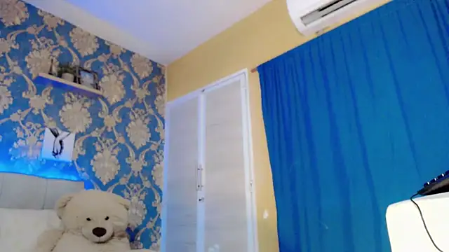 Snapshot of nicoledollts chatting on 11/01/25, 01:51 nicoledollts online show from 11/01/25, 01:51