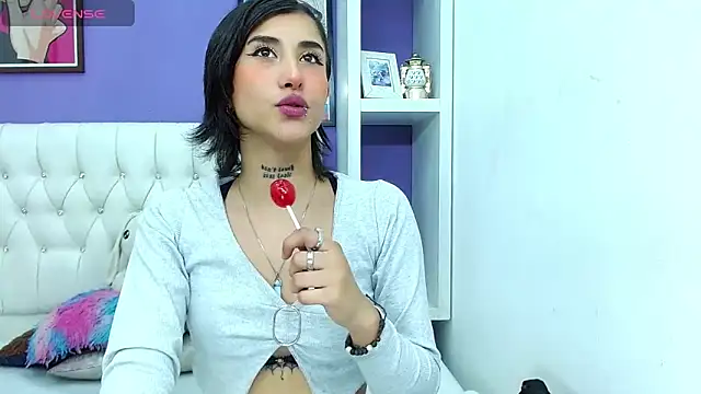 Snapshot of aliss-diaz chatting on 02/17/25, 08:36 aliss-diaz online show from 02/17/25, 08:36