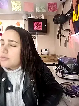 Snapshot of Victoria_Ponce1 chatting on 10/27/25, 05:17 Victoria Ponce1 online show from 10/27/25, 05:17