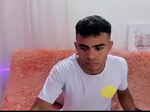 Snapshot of alessandro_2005 chatting on 02/03/25, 12:25 alessandro 2005 online show from 02/03/25, 12:25