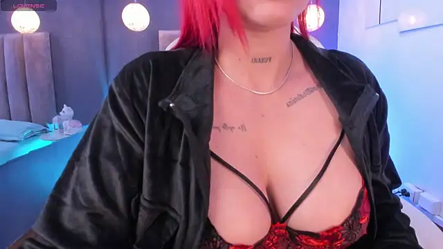 Snapshot of cami_rouxxx_ chatting on 10/08/25, 11:24 cami rouxxx online show from 10/08/25, 11:24