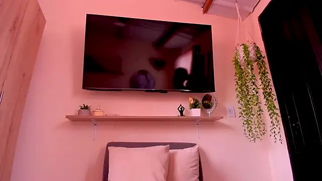Snapshot of sofiaVelez01 chatting on 04/28/26, 04:23 sofiaVelez01 online show from 04/28/26, 04:23
