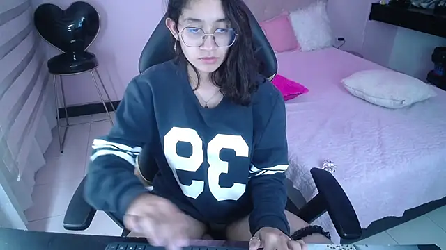 Lili Gomez  online show from 12/30/24, 04:19