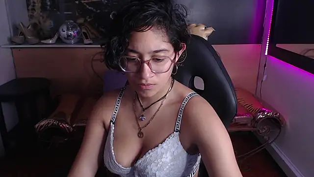 Lili Gomez  online show from 10/03/25, 12:57