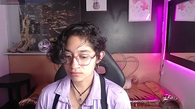 Lili Gomez  online show from 10/04/25, 12:36