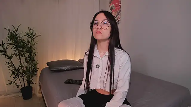 Lia Sweett  online show from 06/11/26, 04:27