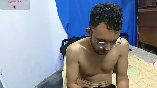 YuKinaHentaiI online show from 10/08/25, 12:30