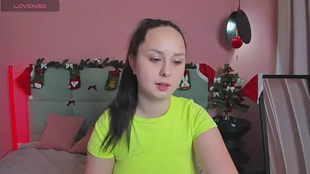 Snapshot of BeatriceReeves chatting on 12/19/25, 01:01 BeatriceReeves online show from 12/19/25, 01:01