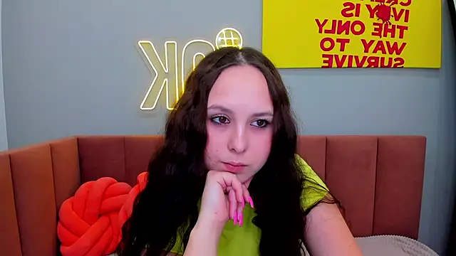 Snapshot of BeatriceReeves chatting on 06/06/26, 01:11 BeatriceReeves online show from 06/06/26, 01:11