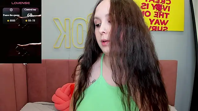 Snapshot of BeatriceReeves chatting on 06/12/26, 01:04 BeatriceReeves online show from 06/12/26, 01:04