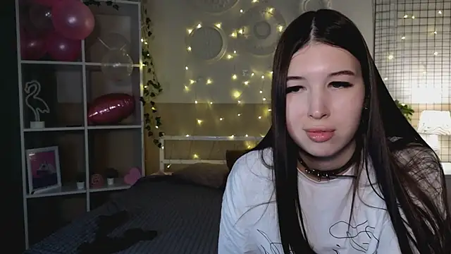 Snapshot of DellaRose chatting on 12/15/24, 06:29 DellaRose online show from 12/15/24, 06:29