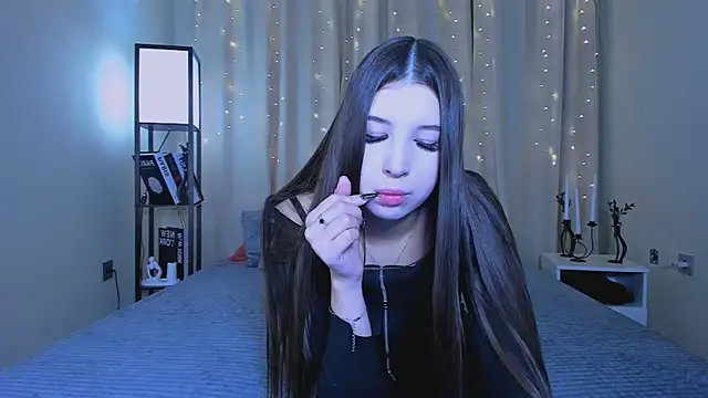 Snapshot of DellaRose chatting on 12/17/24, 05:07 DellaRose online show from 12/17/24, 05:07