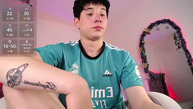 Snapshot of JustinMiller__ chatting on 12/17/24, 07:40 JustinMiller online show from 12/17/24, 07:40