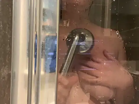 Snapshot of LaceyLondonXO chatting on 12/17/24, 04:53 LaceyLondonXO online show from 12/17/24, 04:53