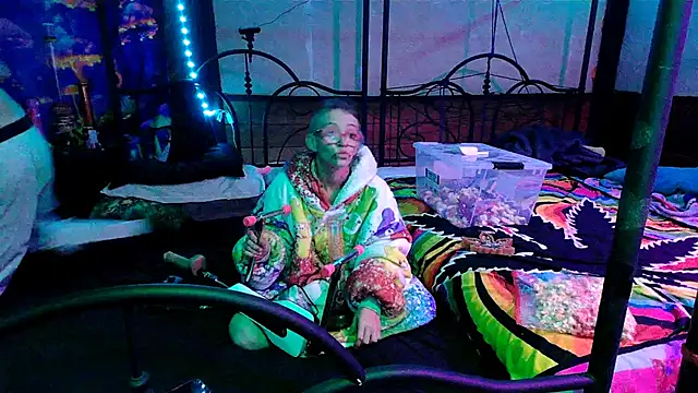 Snapshot of Stonermama666420 chatting on 10/09/25, 03:37 Stonermama666420 online show from 10/09/25, 03:37