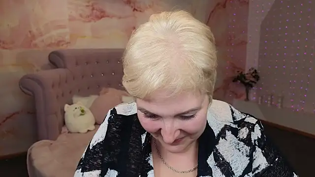 Snapshot of Sandra_Snow chatting on 12/19/24, 10:13 Sandra Snow online show from 12/19/24, 10:13