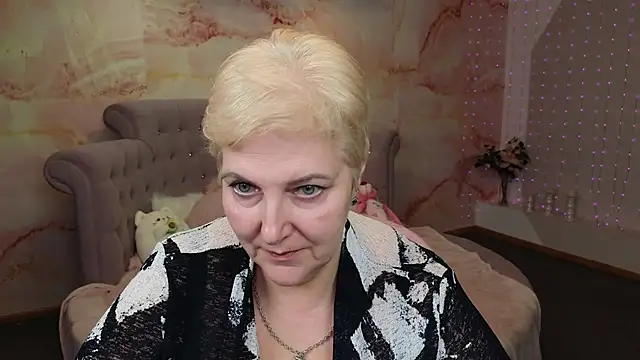 Snapshot of Sandra_Snow chatting on 12/19/24, 01:18 Sandra Snow online show from 12/19/24, 01:18