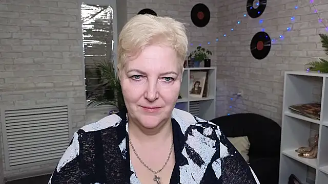 Snapshot of Sandra_Snow chatting on 12/22/24, 10:38 Sandra Snow online show from 12/22/24, 10:38