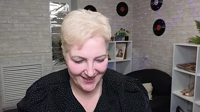 Snapshot of Sandra_Snow chatting on 12/22/24, 01:44 Sandra Snow online show from 12/22/24, 01:44