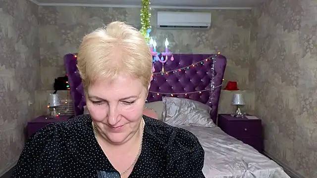 Snapshot of Sandra_Snow chatting on 01/17/25, 11:29 Sandra Snow online show from 01/17/25, 11:29