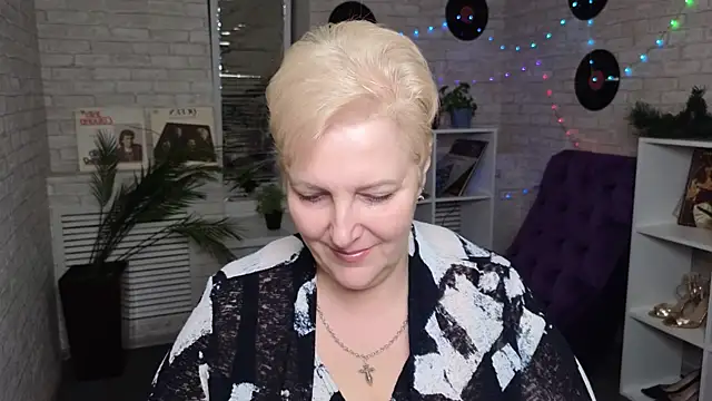 Snapshot of Sandra_Snow chatting on 01/28/25, 02:31 Sandra Snow online show from 01/28/25, 02:31