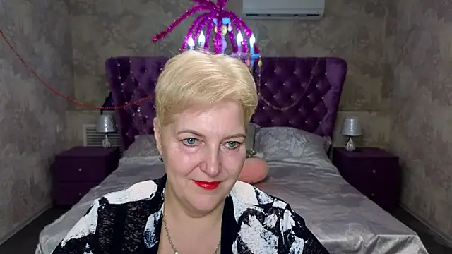 Snapshot of Sandra_Snow chatting on 02/14/25, 02:44 Sandra Snow online show from 02/14/25, 02:44