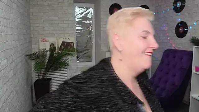 Snapshot of Sandra_Snow chatting on 02/20/25, 04:25 Sandra Snow online show from 02/20/25, 04:25