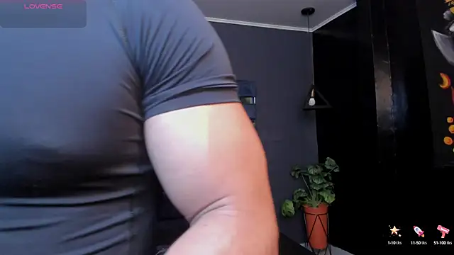 Snapshot of Flynn_Riider chatting on 10/13/25, 05:13 Flynn Riider online show from 10/13/25, 05:13