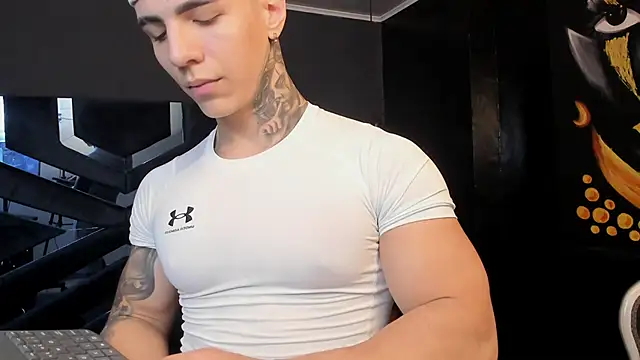 Snapshot of Flynn_Riider chatting on 11/11/25, 05:13 Flynn Riider online show from 11/11/25, 05:13